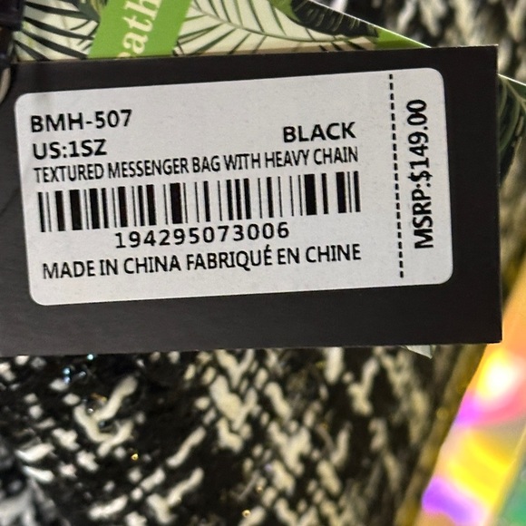 NWT - Badgley Mischka textured Messenger Bag. Retail $149.00 - Picture 5 of 5